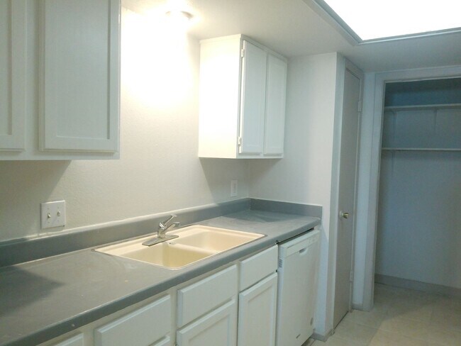 Building Photo - 2309 Capitan Dr