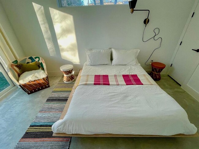 Building Photo - 910 Gullett St