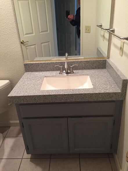 Half Bath in Entry - 2103 Stonefield Ln