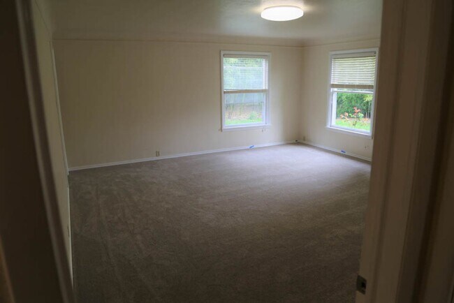 Building Photo - Seriously Spacious 5 bed 2 bath 36x20 Shop Garden Shed