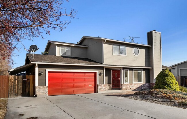 Building Photo - 3 Bed/2.5 Bath House w/ Yard Close to UNR