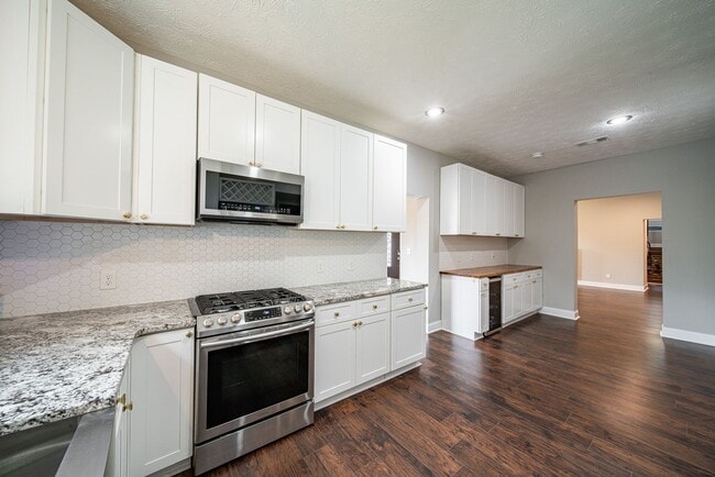 Building Photo - 4 bedroom/3 bath, 3711 sqft in Midtown!