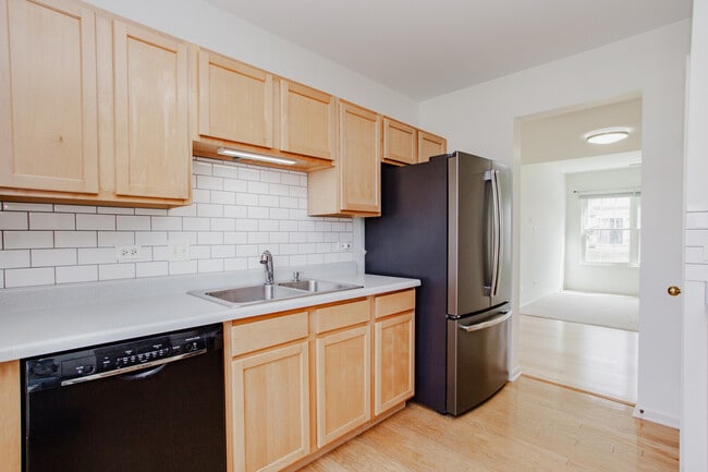 Building Photo - 1217 N Village Dr