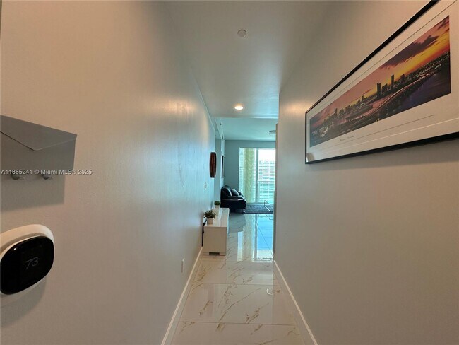 Building Photo - 950 Brickell Bay Dr