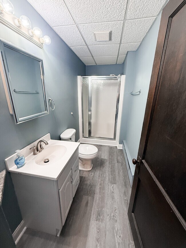 Building Photo - 584 Pleasant St