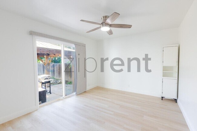 Building Photo - Unit