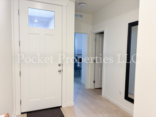 Building Photo - 577 W Norwich St