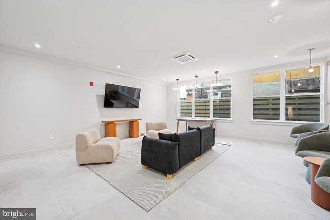 Building Photo - 5521 Wayne Ave