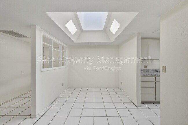 Building Photo - 6120 E Augusta Cir