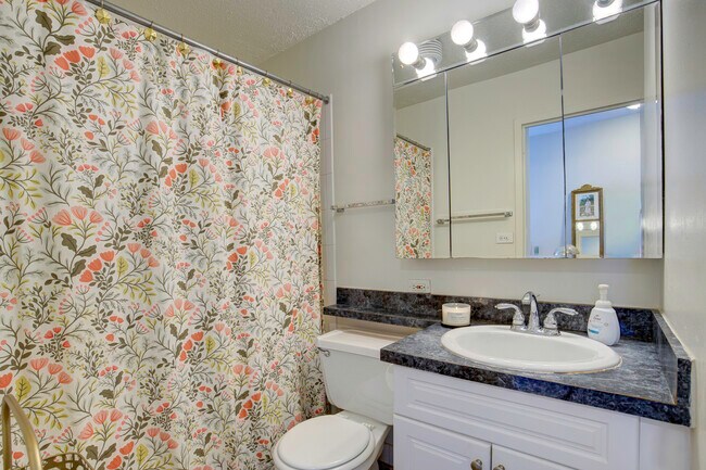 Building Photo - 65 E Scott St