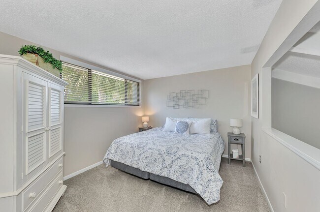 Building Photo - Welcome to your Heatherwood Heaven