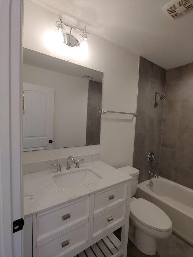 Building Photo - 3 Bedroom, 2.5 Bath Townhome Close to UTC!