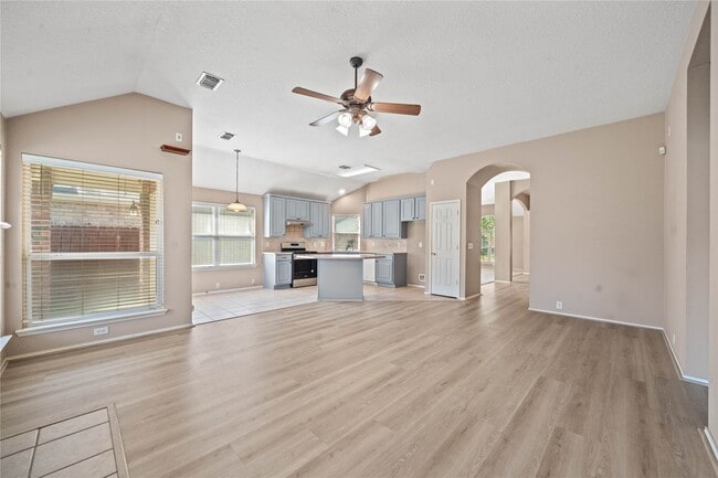 Building Photo - 11843 Leaf Oak Dr