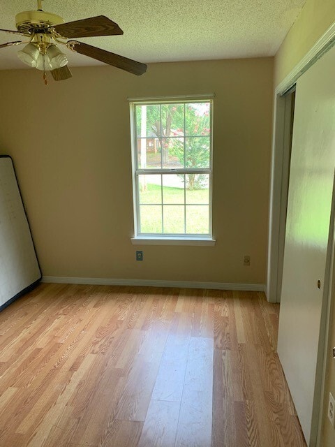 Building Photo - Available Home, 3 bed. 2 bath