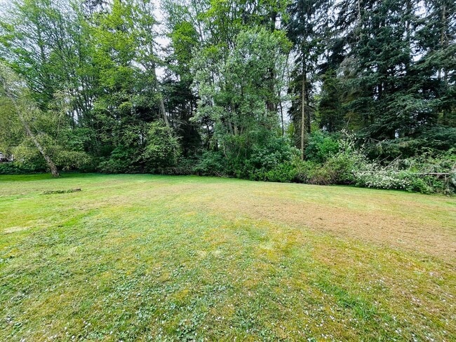 Building Photo - ***PENDING APPLICATION***Lovely Home Minutes away from West Beach