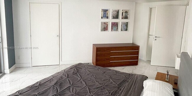 Building Photo - 1300 Brickell Bay Dr