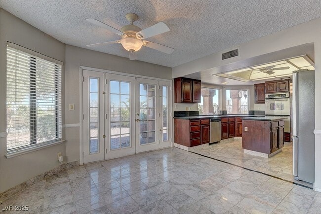 Building Photo - 8700 Captains Pl