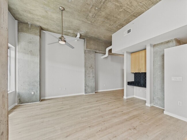 Building Photo - Stunning Glass House Condo with Mountain Views | 1 Bed | 1 Bath | Riverfront Park