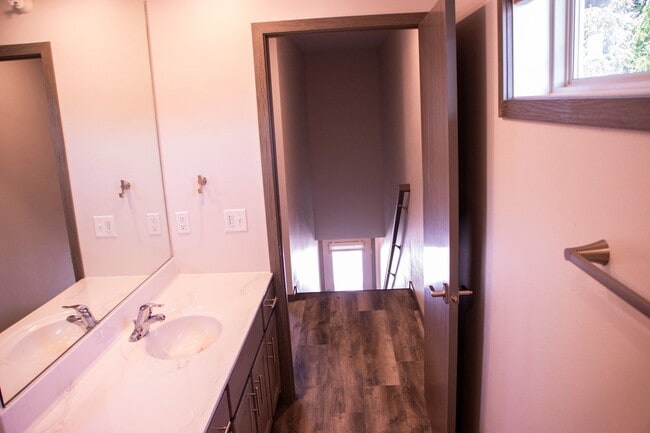 Building Photo - 2 Bed Apartment in Quiet Neighborhood!