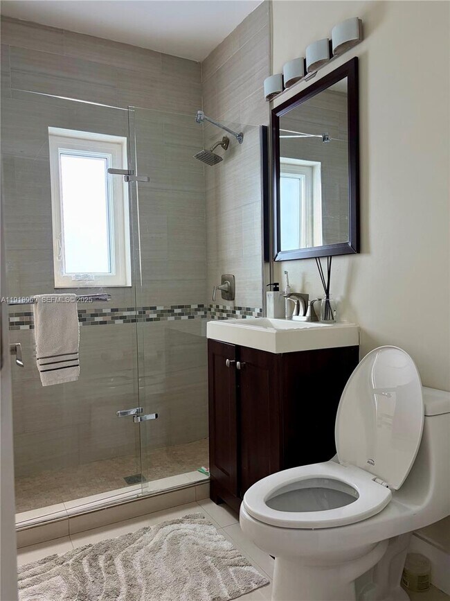 Building Photo - 1435 SW 16th St