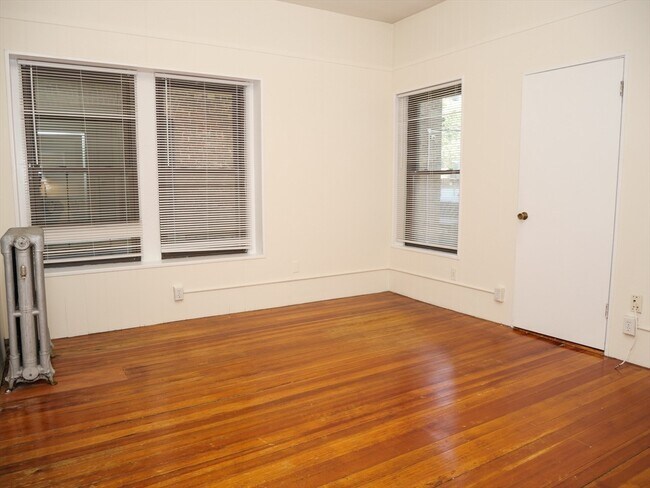 Building Photo - 1382 Beacon St