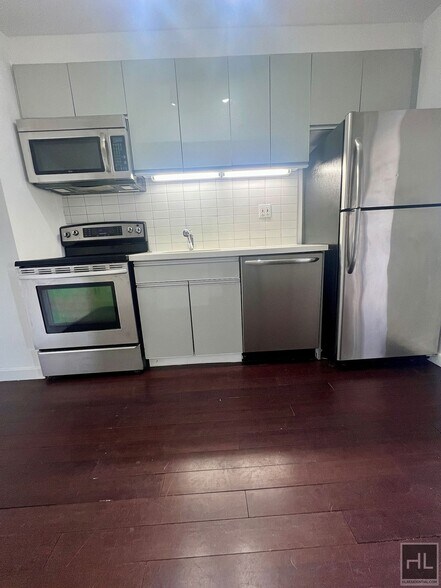 Building Photo - 2BR Penthouse w/ Balcony & Private Rooftop Terrace on Bushwick E. Williamsburg Border