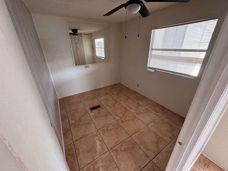 Building Photo - 1815 Woodcrest Dr