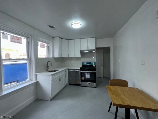 Building Photo - 336 Broad St