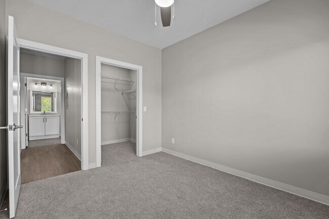 Building Photo - The Monument: Modern 2 Bedroom Apartment: Contemporary Design, Prime Location