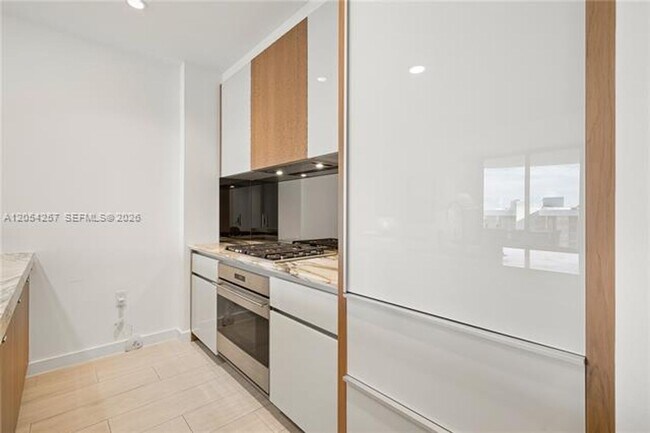 Building Photo - 2831 S Bayshore Dr