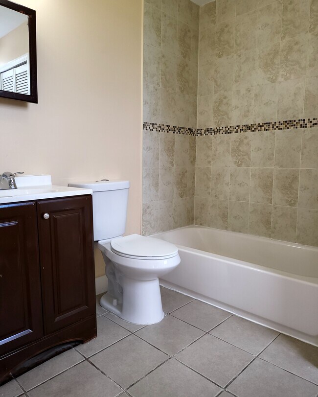 Shared Bathroom - 501 S 10th St