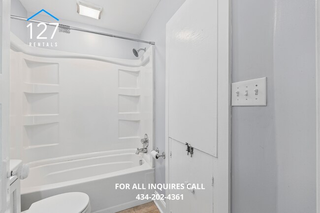 Building Photo - Charming 1-Bedroom Apartment on Historic R...
