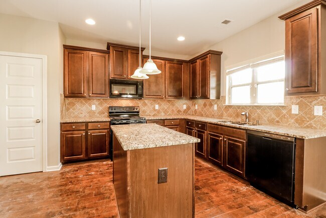 Building Photo - 2750 Huntcliffe Dr