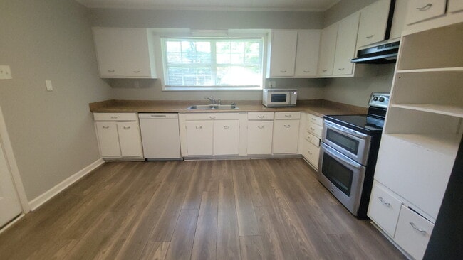 Building Photo - " 2-Bedroom Retreat in Huntsville – Cozy 803 Sq Ft Haven on Foster Ave!"