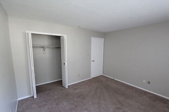 Building Photo - Lovely Home Available NOW!