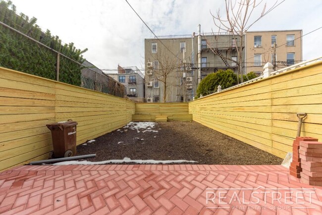 Building Photo - new 3 bed 2 Bath Duplex in Ocean Hill!