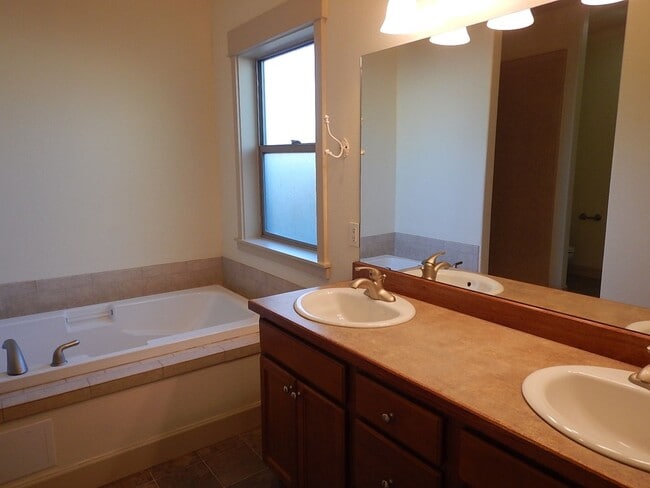Building Photo - 2 Story, 3 Bedroom, 3 Bathroom House in He...