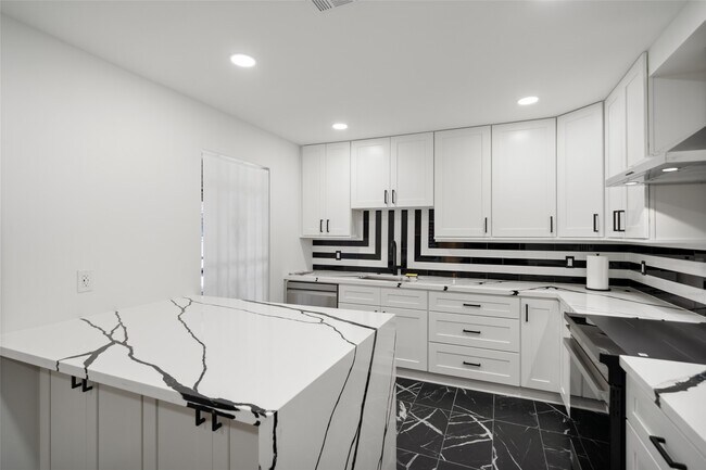 Building Photo - 2101 Fountain View Dr