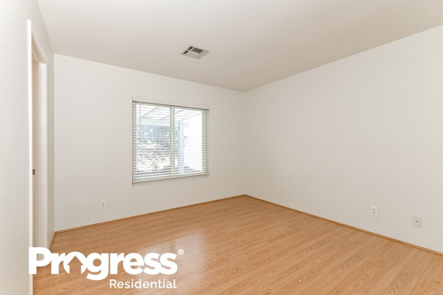 Building Photo - 851 Voyager St