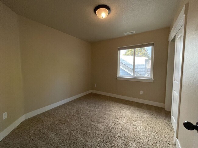 Building Photo - Fantastic South Tabor Home with Attached Garage, Washer/Dryer, A/C