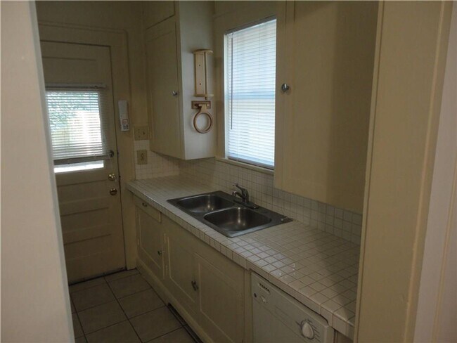 Building Photo - Charming Duplex - Heart of West Campus