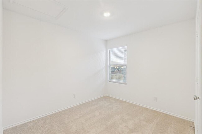 Building Photo - 14910 Parkway Center Ave