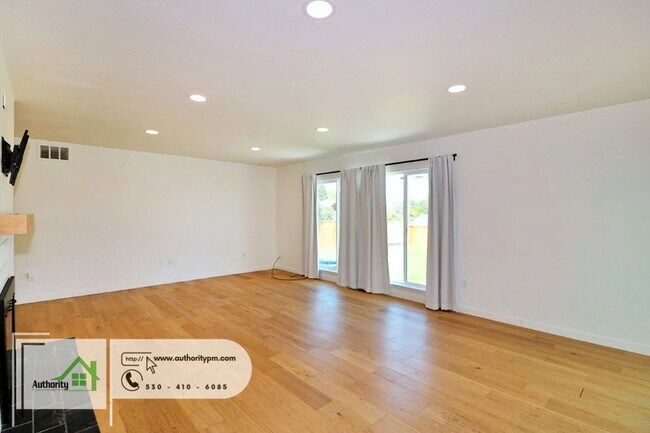 Building Photo - 1225 Manzanita Hills Ave