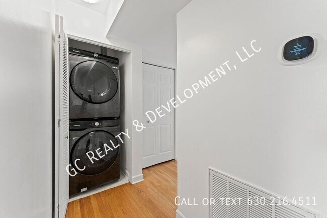 Building Photo - 6429 N Damen Ave