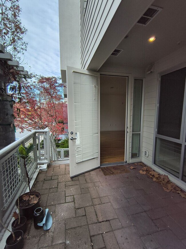 Building Photo - $500 MOVE IN SPECIAL!!! LUXURY 2 BEDROOM CONDO IN DOWNTOWN WALNUT CREEK, CA!