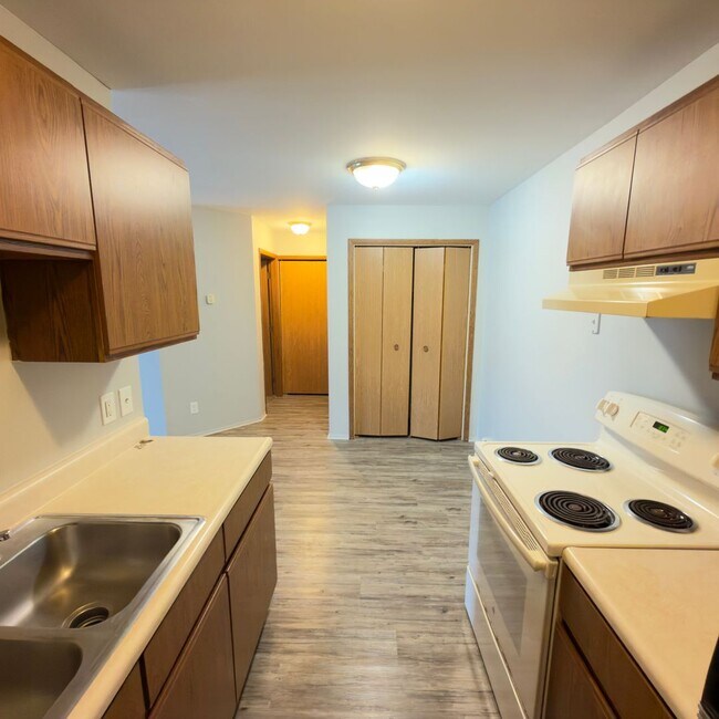Building Photo - Large One Bedroom Apartment! Washer and Dryer in Unit!