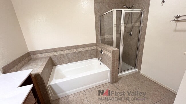 Building Photo - 3 Bedrooms, 2 Baths and a Single Car Garage