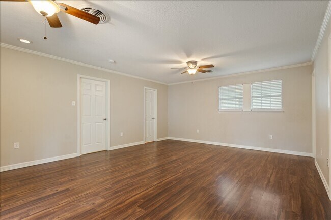 Building Photo - 5600 Lake Highlands Dr