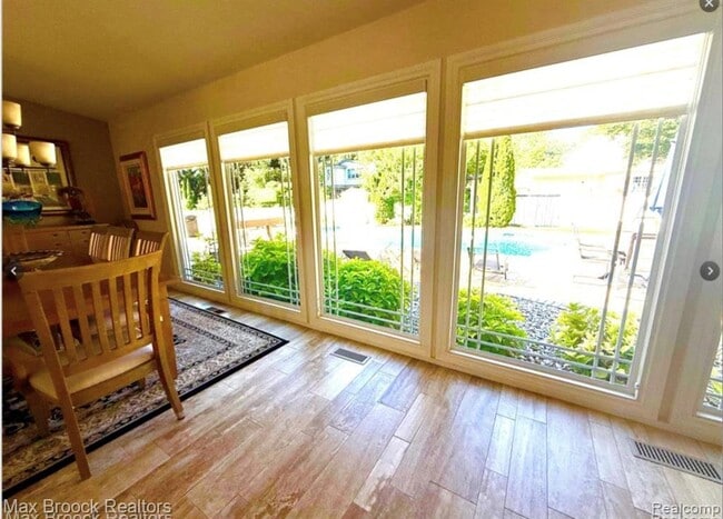 Building Photo - 4784 Valleyview Dr S