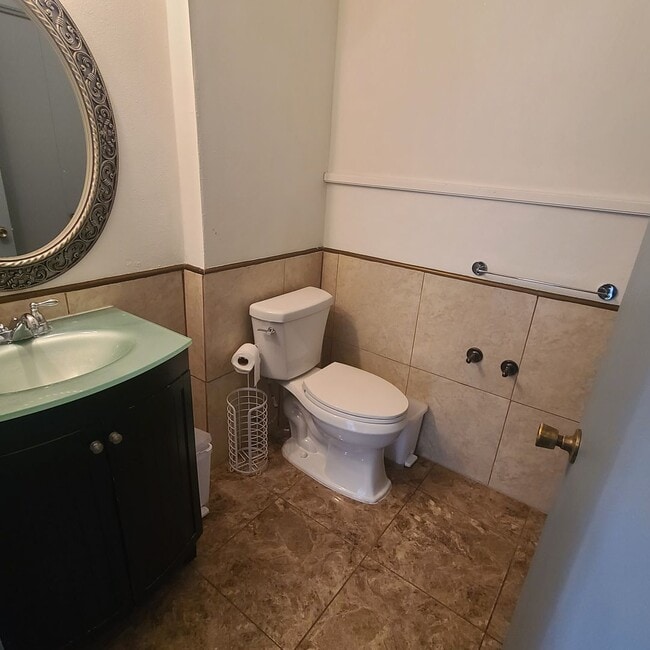 Building Photo - Spacious 3 BR+study/2.5 bath end-unit townhome w/balcony & patio!